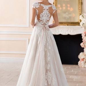 BRAND NEW NEVER WORN STELLA YORK WEDDING DRESS!